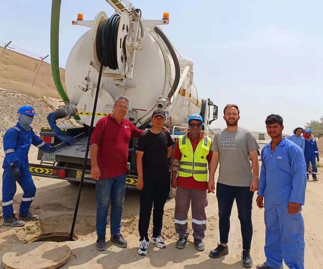 شاحنة خزان فراغ إيسوزو في الإمارات العربية المتحدة