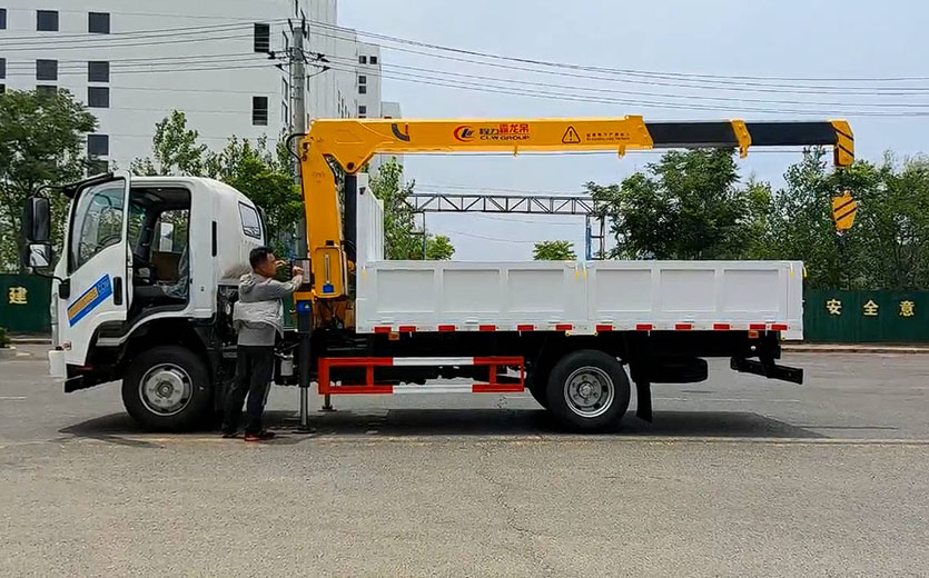 شاحنة ISUZU 700P ELF بقوة 190 حصانًا مع رافعة تلسكوبية 3.2 طن