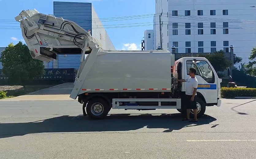 شاحنة نفايات ISUZU ELF بقوة 130 حصانًا وسعة 7 أمتار مكعبة مع محمل خلفي